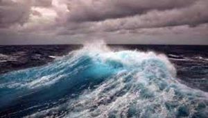 Waspada!!! Tinggi Gelombang Laut Arafura Tiga Meter Ambon, malukupost.com - Badan Meteorologi Klimatologi dan Geofisika (BMKG) Stasiun Pattimura Ambon, menyatakan tinggi gelombang laut Arafura , Maluku mencapai tiga meter sehingga rawan bagi pelayaran tradisional pada beberapa hari kedepan. "Gelombang mencapai tiga meter rawan itu berbahaya pelayaran armada tradisional maupun kapal motor penyeberangan(KMP)," kata Kepala BMKG Stasiun Pattimura Ambon, George Mahubessy, di Ambon, Minggu (29/3). Karena itu, para nelayan yang hendak menangkap ikan jangan memaksakan diri melaut hanya dengan mengandalkan armada tradisional. "Armada tradisional berupa perahu yang biasanya disebut ketinting tersebut tidak kuat menahan gempuran ombak setinggi tiga meter sehingga lebih baik mengantisipasi kemungkinan terjadinya musibah laut," ujarnya. Apalagi, laut Arafura secara geografis berbatasan dengan Australia. George juga mengemukakan, kondisi cuaca berawan sebagian sampai berawan banyak dan hujan dengan intensitas sedang kadang-kadang disertai badai guntur berpeluang terjadi di laut Buru maupun Banda. Sedangkan, kecepatan angin di sembilan Kabupaten dan dua Kota di Maluku di bawah 20 KM/jam. Peringatan dini tersebut telah diteruskan melalui Badan Penanggulangan Bencana Daerah (BPBD) di sembilan Kabupaten dan dua Kota hendaknya dipatuhi masyarakat. "Jangan memaksakan diri berlayar sekiranya kondisi cuaca ekstrim. Langkah ini untuk mengantisipasi kemungkinan terjadinya musibah laut," kata George. Dia juga mengharapkan para Bupati dan Wali Kota agar mengimbau perusahan penyedia maupun pengguna jasa transportasi laut untuk memperhatikan perubahan cuaca secara ekstrem sehingga tidak memaksakan diri berlayar. Dalam kondisi cuaca ekstrem, maka Kepala Kantor Kesyahbandaran dan Otoritas Pelabuhan (KSOP) Kelas 1 Ambon berwenang tidak memberikan izin berlayar, bahkan sekiranya dipandang perlu aktivitas pelayaran untuk sementara ditutup sambil menunggu laporan perkembangan cuaca terbaru