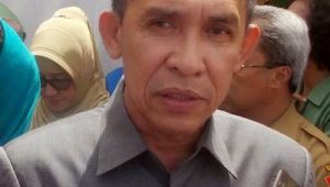 Gubernur Tagih Janji Pempus Terkait PI 10 % Blok Masela Ambon, Maluku Post.com – Gubernur Maluku Ir. Said Assagaff menagih janji PI 10 Persen Masela, yang merupakan janji dari Pemerintah Pusat sejak tujuh tahun lalu bagi Pemerintah Provinsi Maluku. “Selama ini kami selalu memperjuangkan hal tersebut, namun nyatanya kami masih diombang-ambingkan seperti anak kecil oleh Pemerintah Pusat dalam hal ini Kementrian ESDM RI. Sebenarnya Pemerintah pusat maunya apa,”ungkap Assagaff. Dikatakannya, tak lama ini pihaknya bersama DPRD Maluku juga melakukan rapat bersama dengan ketua DPR RI, namun nyatanya sampai saat ini belum ada kepastian jelas terkait hal ini. Untuk itu, dirinya meminta kepada Komisi VII DPR RI selaku mitra terkait untuk memperjuangkan hal ini. Jelasnya, jika PI 10 persen terealisasi maka tentu akan membawa dampak baik bagi Pemerintah Provinsi dalam hal Peningkatan Asli Daerah (PAD). Serta meningkatkan kesejahteraan masyarakat Maluku, sehingga Maluku tidak lagi berada pada posisi ketiga termiskin di Indonesia. Serta mendatangkan investor demi pembangunan Maluku yang lebih maju. Menindaklanjuti hal ini, Komisi VII DPR RI dalam rapat bersama dengan Pemerintah Daerah Maluku dan DPRD Maluku mendukung sepenuhnya untuk Maluku memperoleh PI 10 persen. Dukungan ini terlampir dalam sembilan keputusan rapat bersama antara Komisi VII DPR RI bersama Pemerintah Daerah Provinsi Maluku, DPRD Maluku yang berlangsung di lantai VI kantor Gubernur Maluku,