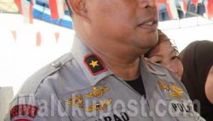 Persoalan Morekau Sudah Diselesaikan Kapolda Maluku Brigjen Polisi Murad Ismail mengatakan persoalan Brimob dengan warga Morekau, Kabupaten Seram Bagian Barat sudah diselesaikan sehingga dijamin tidak ada anggota Brimob maupun Polri yang menyerang atau menganiaya warga. "Anggota Brimob dan polisi itu sama dengan masyarakat, jangan kalau ada oknum bikin sesuatu tetapi dibesar-besarkan oleh media masa," kata Kapolda di Ambon, Sabtu (11/4). Khusus untuk insiden di Kampung Morekau itu berawal dari anggota Brimob dipukul dan yang bersangkutan kembali bersama teman-temannya. Setelah itu, Raja (kepala desa) merasa ketakutan lalu melaporkan kejadian tersebut kepada DPRD provinsi dimana Dansat Brimob Polda Maluku bersama Kapolres SBB sudah bicara untuk menyelesaikan persoalan.