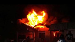 Warga Piru Heboh, Sijago Merah Lahap 2 Rumah Masyarakat Kota Piru dihebohkan dengan adanya kabakaran yang melanda kost-kostan milik Corneles Risakotta, selain itu, api juga menghanguskan rumah corneles yang berdekatan dengan kost-kostan tersebut pada Minggu (26/4) sore. Yulen kermite, salah satu penghuni kost-kostan di lokasi kejadian mengatakan saat dirinya ada diluar kamar kost, dia melihat titik mula api berasal dari salah satu kamar kost yang dihuni Glemen Arlin Pasinalo (egen) siswa kelas XI SMK Kristen Piru