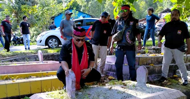 Ketum M1R menyempatkan diri ziarah ke makam Kakak kandungnya yang berada di Tempat Pemakaman Umum Negeri