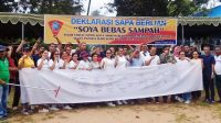 Sekkot Ambon, A. G. Latuheru berfoto bersama warga Negeri Soya usai Deklarasi Sapa Berlian "Soya Bebas Sampah"