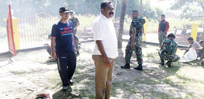 Kapolres Maluku Tenggara Barat, AKBP. Adolof Bormasa bersama Dandim 1507/Saumlaki, Letkol.Inf. Rahmad Saerodin memimpin kerja bhakti terpadu di sejumlah tempat ibadah di kota Saumlaki usai ibadah minggu bagi umat Nasrani, Minggu (15/3)