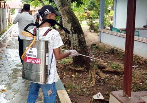 Tim penyemprotan disinfektan Kelurahan Ketsoblak sedang melakukan tugas