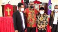 Bupati Maluku Tenggara, M Thaher Hanubun bersama Ketua Sinode GPM Pdt. Drs. A.J.S. Werinussa dan Sekjen Kementerian Agama (Kemenag) RI, H. Nizar Ali