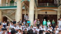 Ukulelemasjid2 Para musisi cilik dari Tual Ukulele Lovers Community di pelataran Masjid Raya Al-Hurriyyah Kota Tual, Sabtu (24/4) petang. (Foto andrey jacob kerubun)