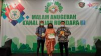 win sem Ny Vonny Litamahuputty dan puteranya Winfield Bierhoff Khouw berpose bersama Ketua Umum Perhimpunan Kanal Maluku M. Azis Tunny. Perhimpunan Kanal Maluku memberi penghargaan Kanal Hijau Rupidara 2021 kategori Livetime Achievent untuk pengabdian seumur hidup livetime achievement diberikan kepada almarhum Prof Dr rer nat Ir Abraham Seumel Khouw M.Phi yang dianggap sangat berjasa bagi lingkungan hidup (foto kanal)