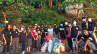 Aurel 2 Aurel Sopulattu (ketujuh dari kiri) bersama rekan-rekannya dari LebeBae Community dalam suatu aksi di Pantai Amahusu (foto koleksi Aurel Sopulatu)