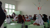 0bsne Penyair Evav Nadra Renguwur dari BSNE ketika menyampaikan materi sosialisasi BSNE di SMA Negeri 5 Kota Tual, JUmat (10/12). (foto hani nuhuyanan)