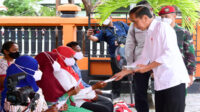 presiden-Jokowi-bagi-BLT-BBM