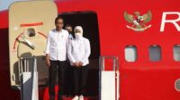 dampingi-jokowi-di-pesawat