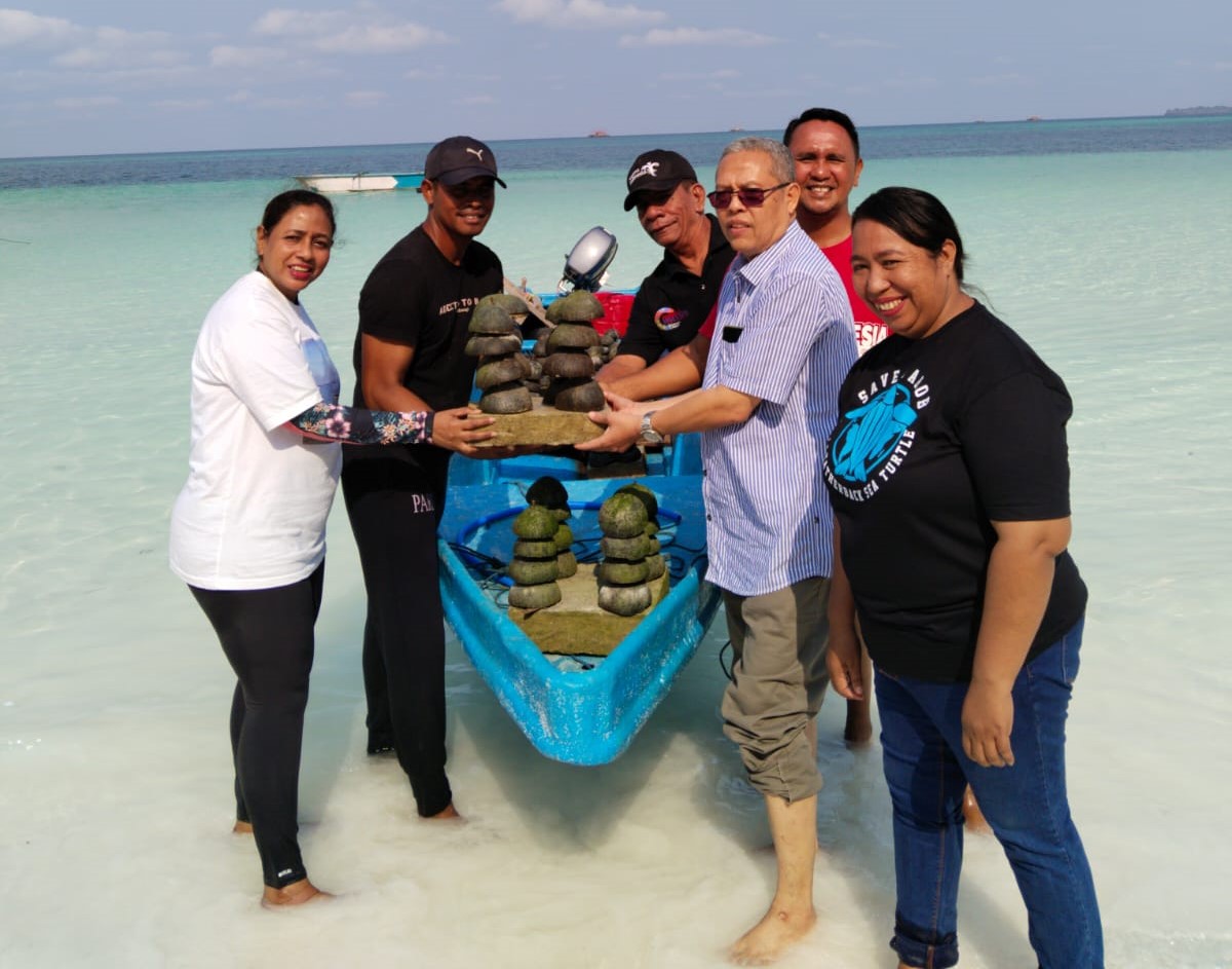 Terus Berinovasi, Pengelola Wisata Pantai Ngurbloat Lakukan Penanaman ...