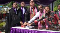 GUBERNUR RESMIKAN GEREJA HAPARE HOLOI 2