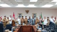 Foto Bersama Usai Rapat Percepat Hilirisasi Kelapa-Pala di Kantor Gubernur Maluku, Selasa (01092026)